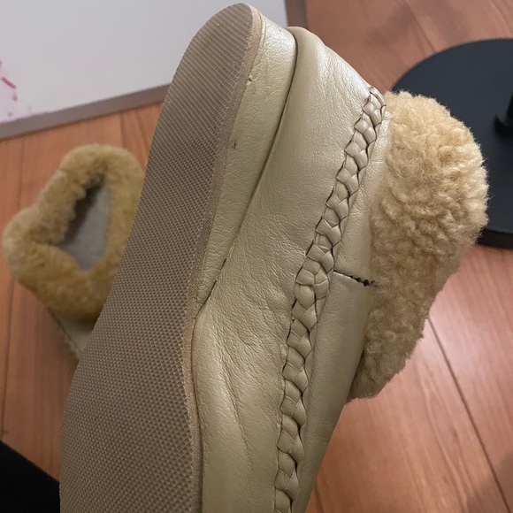 Hand beaded moccasins - Picture 9 of 10